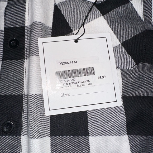 NWT Revolution Flannel in Medium - Picture 5 of 7